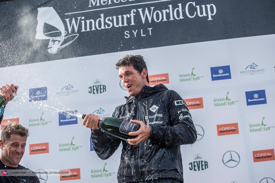Víctor como campeón del mundo de Windsurf